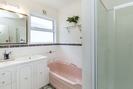 Photo of property in 31 Brooker Grove, Newlands, Wellington, 6037