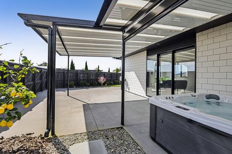 Photo of property in 5 Aheahea Way, Hurworth, New Plymouth, 4310