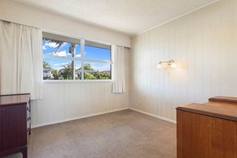 Photo of property in 2 Wakeling Avenue, Te Atatu South, Auckland, 0610