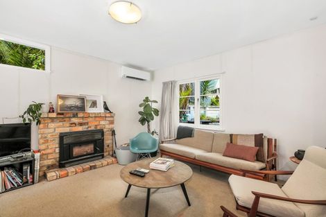 Photo of property in 16 Mahoe Road, Titirangi, Auckland, 0604