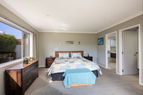 Photo of property in 12 Montrose Place, Highlands Park, New Plymouth, 4312