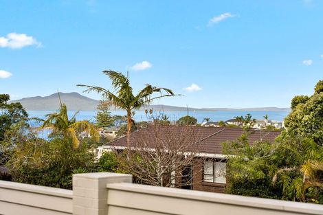 Photo of property in 1/30 Montgomery Avenue, Rothesay Bay, Auckland, 0630