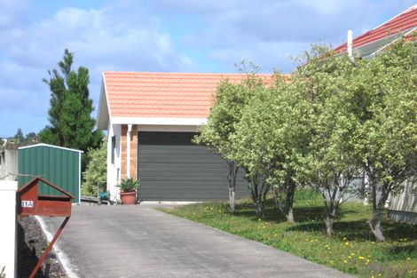 Photo of property in 1/11 Highgrove Lane, Totara Vale, Auckland, 0632