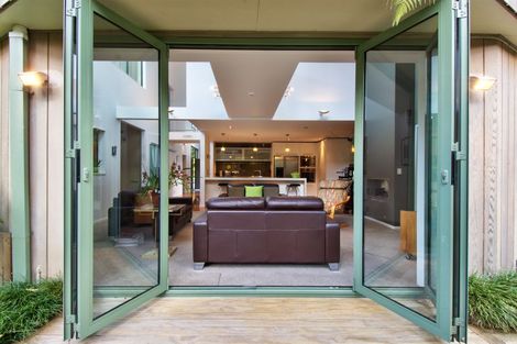 Photo of property in 11a Woodfern Crescent, Titirangi, Auckland, 0604