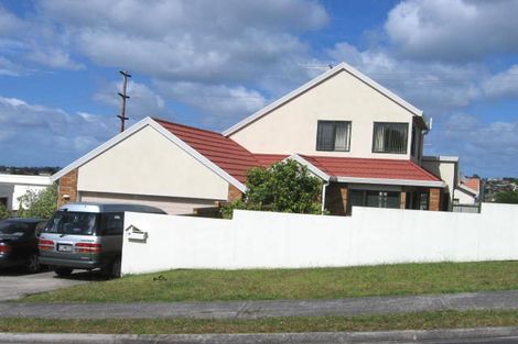 Photo of property in 1/11 Highgrove Lane, Totara Vale, Auckland, 0632