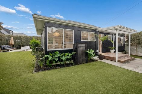 Photo of property in 2/7 Hanlon Crescent, Narrow Neck, Auckland, 0624