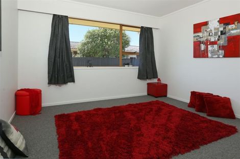 Photo of property in 2/201 Henderson Valley Road, Henderson, Auckland, 0612