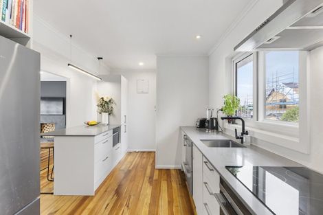 Photo of property in 1/60 Hillcrest Avenue, Hillcrest, Auckland, 0627