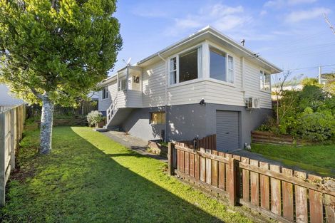 Photo of property in 3a Kinapori Terrace, Newlands, Wellington, 6037