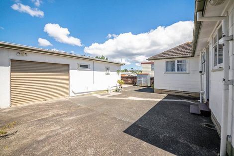 Photo of property in 82 Kelman Road, Kelston, Auckland, 0602