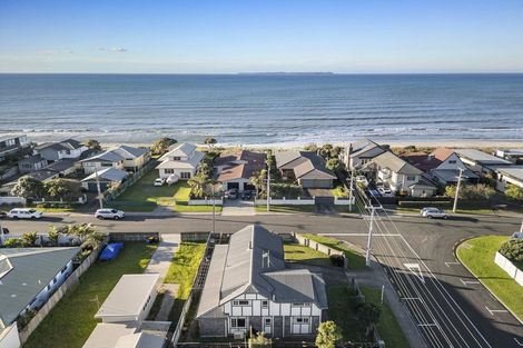 Photo of property in 70 Karewa Parade, Papamoa Beach, Papamoa, 3118