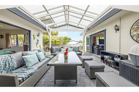 Photo of property in 11 Glenveagh Park Drive, Weymouth, Auckland, 2103