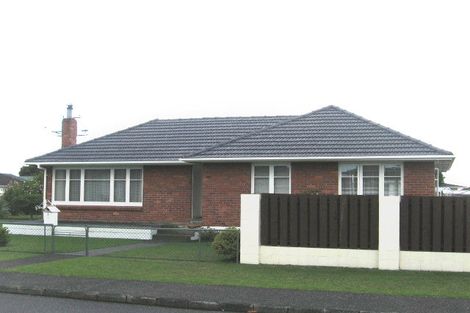Photo of property in 1 Hereford Street, Te Atatu Peninsula, Auckland, 0610