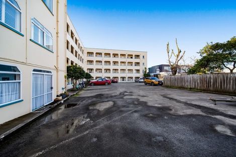 Photo of property in Devonport Apartments, 3/127 Saint Aubyn Street, New Plymouth, 4310