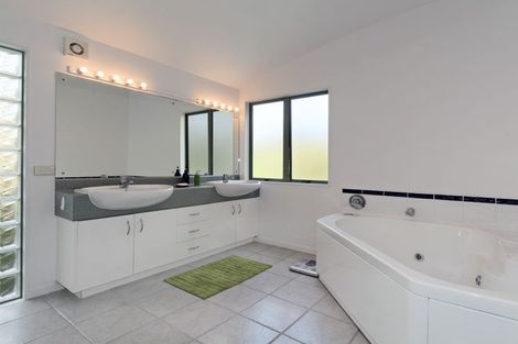 Photo of property in 11a Woodfern Crescent, Titirangi, Auckland, 0604