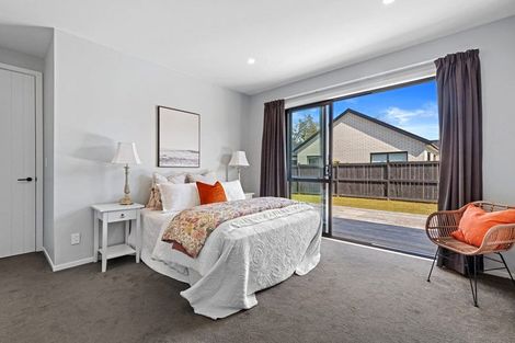 Photo of property in 18 Madden Avenue, Kumeu, 0810