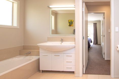 Photo of property in 9 Ruapehu Drive, Fitzherbert, Palmerston North, 4410