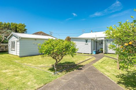 Photo of property in 5 Mosston Road, Castlecliff, Whanganui, 4501
