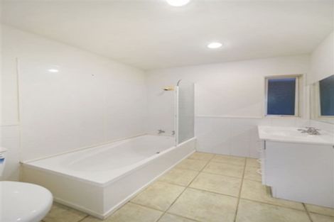 Photo of property in 1b Highgrove Lane, Totara Vale, Auckland, 0632