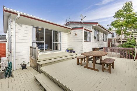 Photo of property in 15 Woolwich Close, Whitby, Porirua, 5024