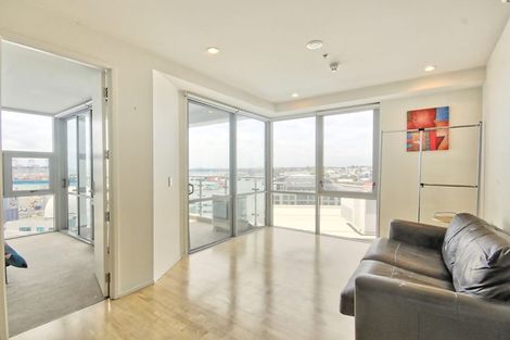 Photo of property in 30 Beach Road, Te Atatu Peninsula, Auckland, 0610