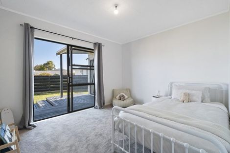 Photo of property in 18 Suzanne Grove, Kelvin Grove, Palmerston North, 4414