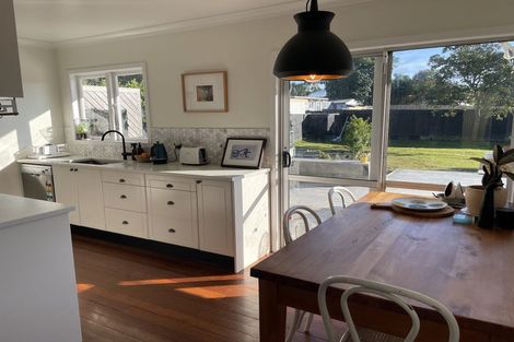 Photo of property in 28 Harbour View Road, Te Atatu Peninsula, Auckland, 0610