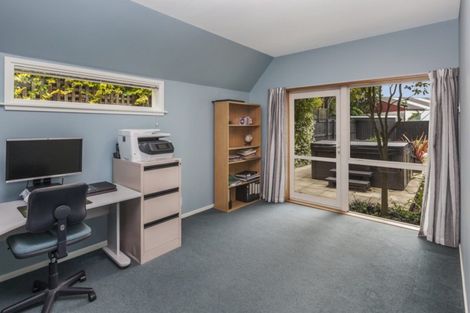 Photo of property in 18 Lombard Place, Avonhead, Christchurch, 8042