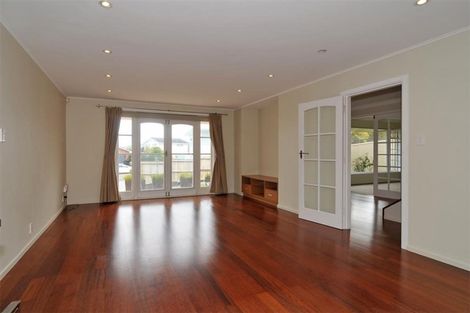 Photo of property in 15 Westview Grove, Miramar, Wellington, 6022