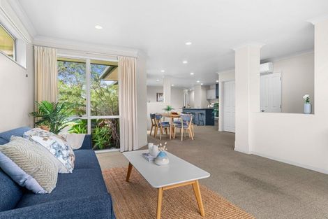 Photo of property in 11 Miami Place, One Tree Point, 0118