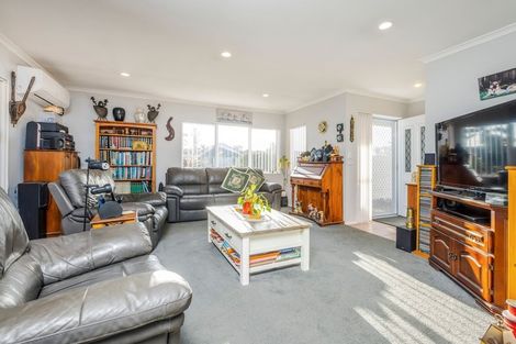 Photo of property in 20 Lothian Brae, Wattle Downs, Auckland, 2103