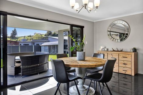 Photo of property in 5 Te Arakete Place, Hurworth, New Plymouth, 4310