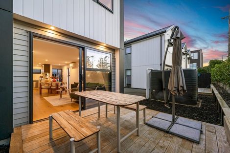 Photo of property in 3/111 Hobsonville Road, West Harbour, Auckland, 0618