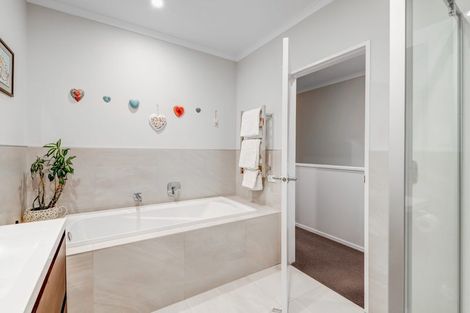 Photo of property in 11 Cambie Avenue, Red Beach, 0932