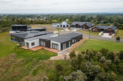 Photo of property in 67 Vaucluse Heights, Fitzherbert, Palmerston North, 4410