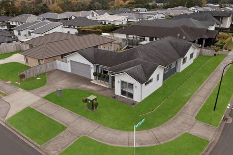 Photo of property in 16 Walter Ruddock Avenue, Kumeu, 0810