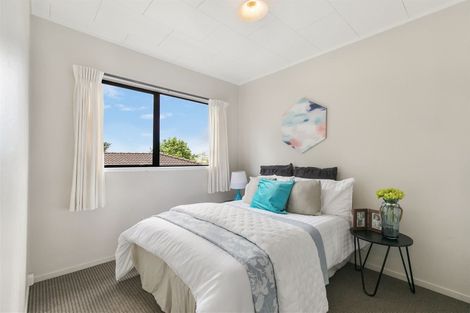 Photo of property in 2/11 Kupari Place, Totara Vale, Auckland, 0629