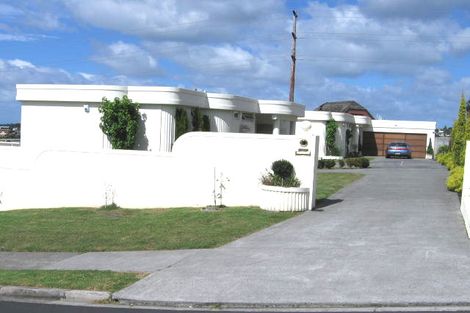 Photo of property in 2/13 Highgrove Lane, Totara Vale, Auckland, 0632