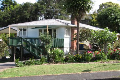Photo of property in 14 Thuja Street, Green Bay, Auckland, 0604