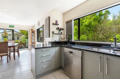 Photo of property in 8a Horizon Way, West Harbour, Auckland, 0618