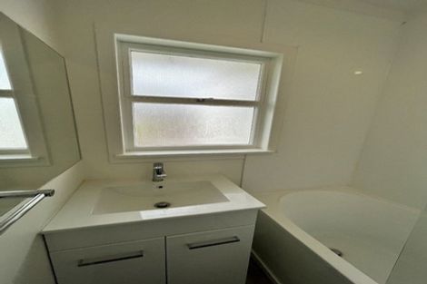 Photo of property in 2/24 Evelyn Place, Hillcrest, Auckland, 0627