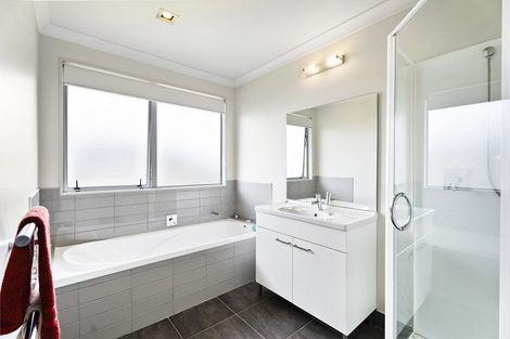 Photo of property in 17 Roseville Road, Gulf Harbour, Whangaparaoa, 0930