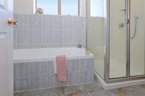 Photo of property in 40 Basra Drive, Henderson, Auckland, 0612