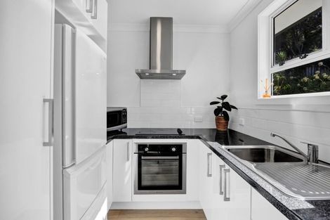 Photo of property in 25 Simons Street, Moturoa, New Plymouth, 4310