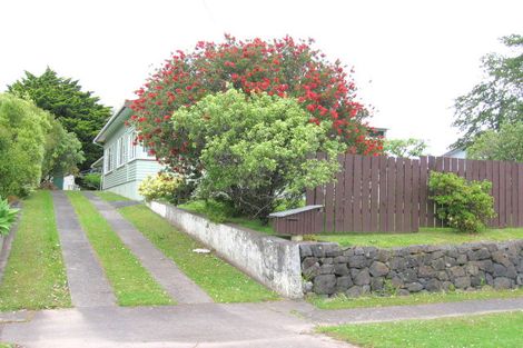 Photo of property in 15 Clayburn Road, Glen Eden, Auckland, 0602