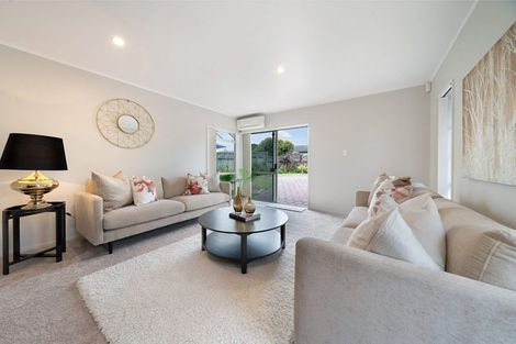 Photo of property in 50 Settlers Grove, Orewa, 0931