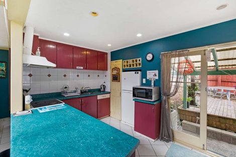 Photo of property in 60 Sunnyside Road, Sunnyvale, Auckland, 0612