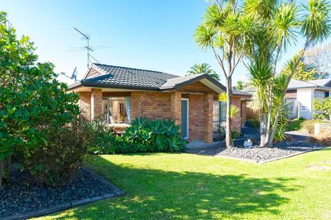 Photo of property in 8 Ryehill Close, New Lynn, Auckland, 0600