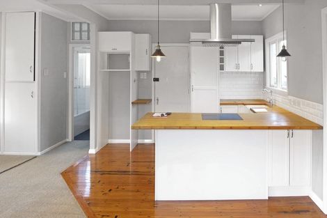 Photo of property in 12 Waterfront Road, Mangere Bridge, Auckland, 2022