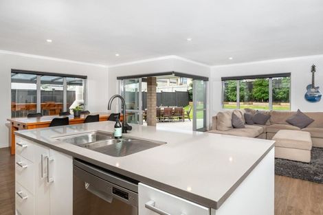 Photo of property in 17 Eric Farley Drive, Kumeu, 0810